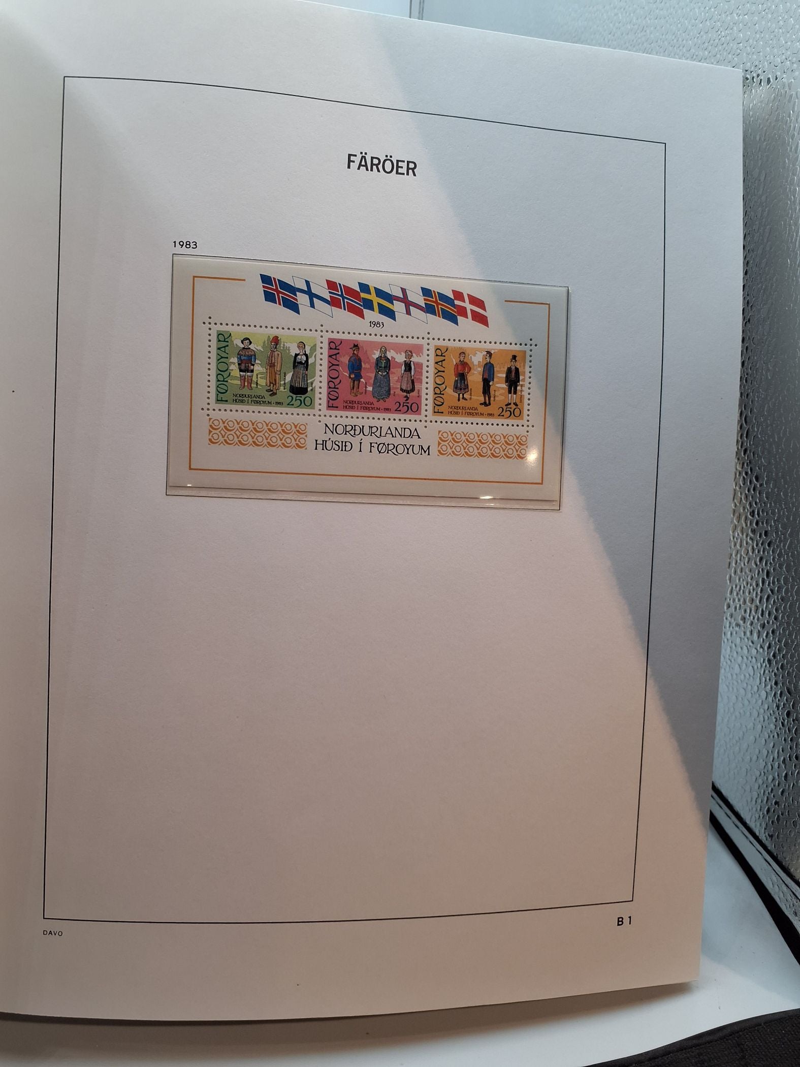 Frimærke samling i DAVO bind I og II sælges samlet